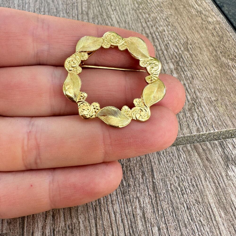 Vintage Jewelry Gold Tone Victorian Wreath Brooch Rose Round Brooch Pin